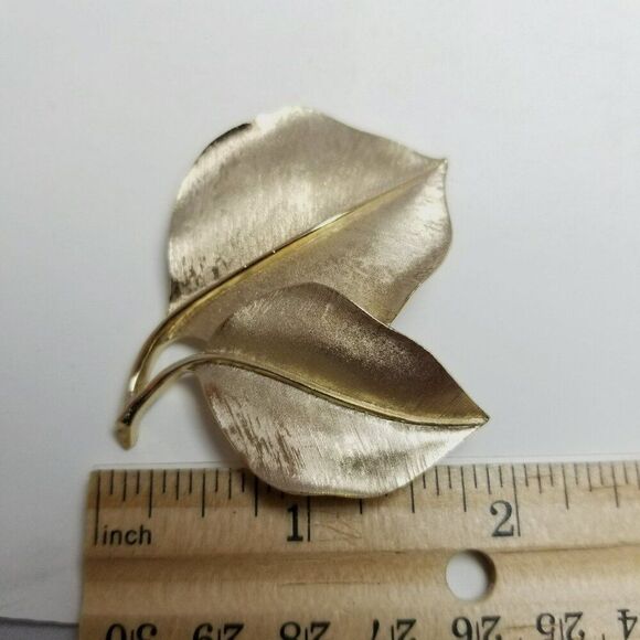 Vintage Crown Trifari Gold Tone Leaf Shape Brooch Lapel Pin, Signed, Estate - Picture 4 of 5